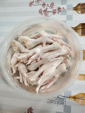 鸡爪清洗干净，用水浸泡半个小时备用！