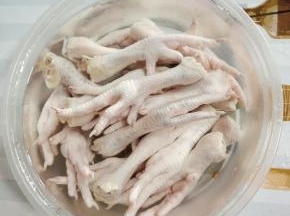 鸡爪清洗干净，用水浸泡半个小时备用！