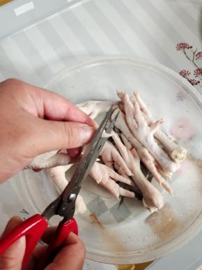 把鸡爪的指甲，用剪刀剪掉！