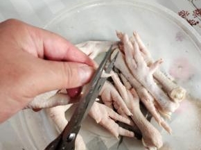 把鸡爪的指甲，用剪刀剪掉！