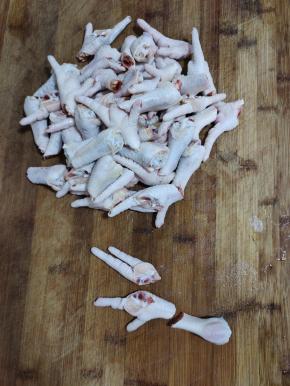 今天买的鸡爪比较大，把它剁成3份儿，这样更容易腌制入味儿！喜欢美观的也可以这一步省略！