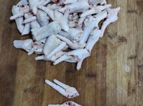 今天买的鸡爪比较大，把它剁成3份儿，这样更容易腌制入味儿！喜欢美观的也可以这一步省略！