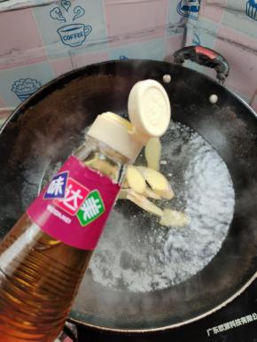 水烧开，放入姜片，适量的味达美料酒去腥！