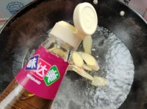 水烧开，放入姜片，适量的味达美料酒去腥！