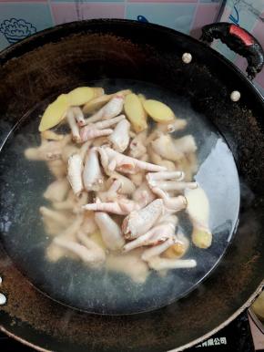 放入处理好的鸡爪！