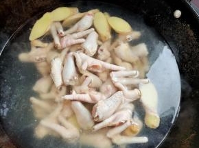 放入处理好的鸡爪！