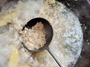 烧开，撇去上面的浮沫儿！