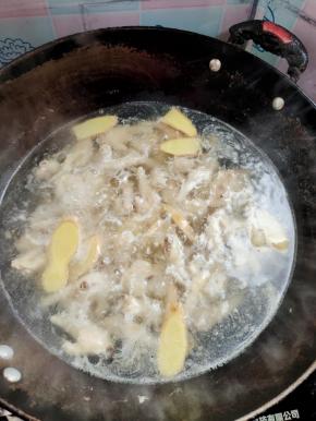 继续煮10分钟左右即可！（可以根据自己的喜好适当调整时间，喜欢有嚼劲儿的我觉得我10分钟足够了，喜欢烂糊一点儿的，可以适当多煮一会儿！）