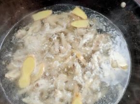 继续煮10分钟左右即可！（可以根据自己的喜好适当调整时间，喜欢有嚼劲儿的我觉得我10分钟足够了，喜欢烂糊一点儿的，可以适当多煮一会儿！）