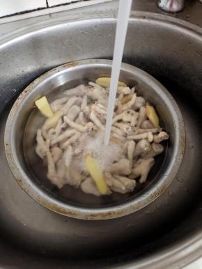 捞出放入盆中，用冷水反复冲洗几遍！