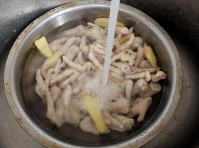 捞出放入盆中，用冷水反复冲洗几遍！