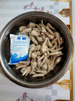 捞出放入盆中，再放入冰水浸泡半个小时，让鸡爪的肉更紧实，更脆！（热胀冷缩的原理！哈哈哈！没有冰水的，直接用冷水浸泡也可以，不过口感也许会差那么一点点儿哈！）