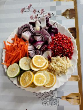 蒜瓣切成蒜末，小米辣切碎，洋葱切成块，胡萝卜切成条，柠檬两个切成片，去籽!另外一个对半切开，一会儿挤出柠檬汁儿用!