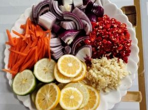 蒜瓣切成蒜末，小米辣切碎，洋葱切成块，胡萝卜切成条，柠檬两个切成片，去籽!另外一个对半切开，一会儿挤出柠檬汁儿用!