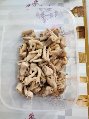 浸泡好的鸡爪捞出沥干水分，放入容器中！