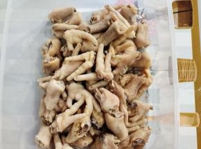 浸泡好的鸡爪捞出沥干水分，放入容器中！