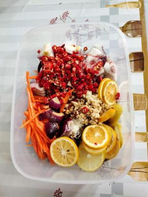 放入小米辣，洋葱块，胡萝卜条，柠檬片，蒜末，两勺白糖，两勺盐，三大勺白醋，两大勺生抽，一勺鸡精！