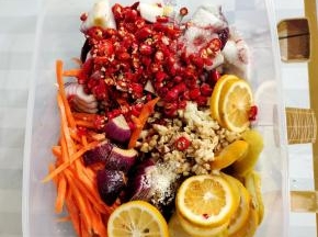 放入小米辣，洋葱块，胡萝卜条，柠檬片，蒜末，两勺白糖，两勺盐，三大勺白醋，两大勺生抽，一勺鸡精！