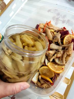 放入一碗泡椒水和一大把泡椒！