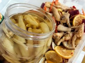 放入一碗泡椒水和一大把泡椒！