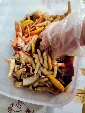 放入适量的香油，抓拌均匀即可！