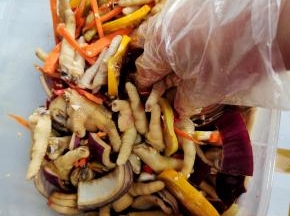 放入适量的香油，抓拌均匀即可！