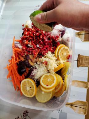 把柠檬汁儿挤进去！