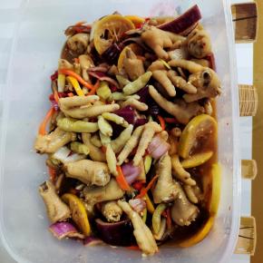 调好的料汁儿刚好淹没住鸡爪呢！