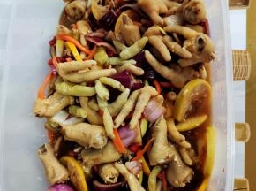 调好的料汁儿刚好淹没住鸡爪呢！