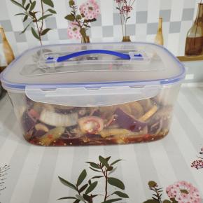 密封好，放入冰箱冷藏腌制一晚上即可食用！（中途拿出来翻动几下，这样腌制的更入味儿！）