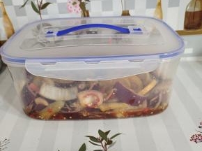 密封好，放入冰箱冷藏腌制一晚上即可食用！（中途拿出来翻动几下，这样腌制的更入味儿！）