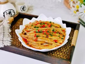 摆盘撒上葱花，辣椒段。