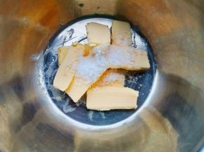黄油常温软化10分钟左右，加入糖粉搅拌均匀，