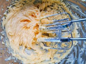 用打蛋器打发至黄油蓬松发白，再分3次加入鸡蛋液打发均匀。