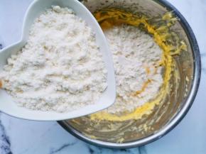 加入过筛的低筋面粉，