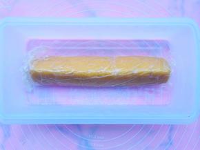 用保鲜袋整理成三角形，放入冰箱冷冻一个小时，