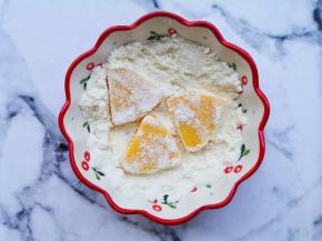 在椰蓉里滚一圈。