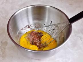 加入蛋黄，打至均匀备用