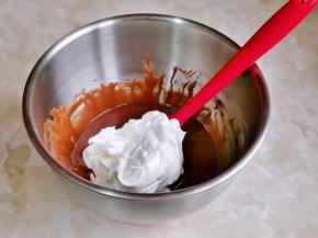 取三分之一的蛋白霜加入可可蛋黄糊中翻拌均匀。