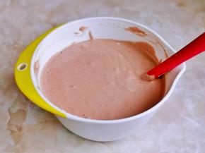 最后将蛋黄糊倒入蛋白霜的器具中翻拌均匀。