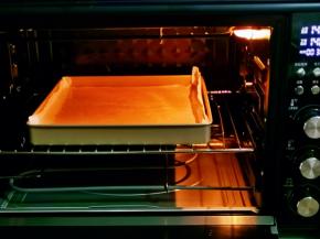 入预热好的烤箱中层，上下140度烤35分钟。