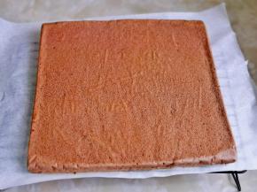 出炉后震出热气，再撕掉油纸晾凉。