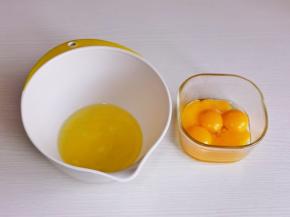 蛋白蛋黄分离，分别在无油无水的器具中。