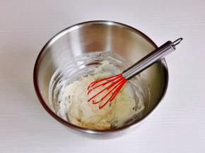 手动打蛋器来回打至无干粉。