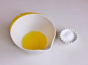 蛋白打发，分三次加入木糖醇。