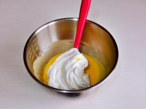 取三分之一的蛋白霜加入蛋黄糊中翻拌均匀。