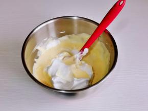 再取三分之一蛋白霜继续翻拌至完全混合。