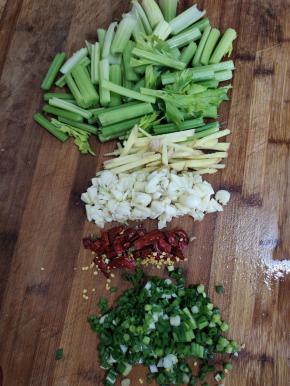 芹菜洗净切成段，生姜切成丝，蒜瓣切成小块，干辣椒切成段，葱切成葱花备用！