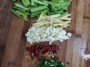 芹菜洗净切成段，生姜切成丝，蒜瓣切成小块，干辣椒切成段，葱切成葱花备用！