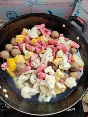 水开放入自己喜欢吃的肉丸，小火腿肠，花菜，藕，土豆和玉米！（也可以根据自己的喜好，放入自己喜欢吃的配菜！）
